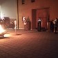 Feuer vor der Kirche
