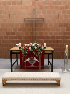 Altar der Versöhnungskirche mit Kreuz und Kniebank